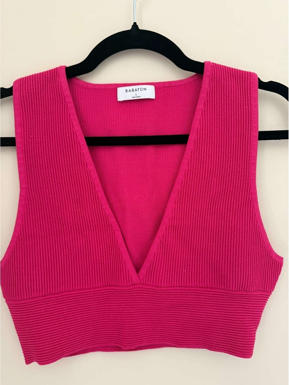 M/L Babaton ribbed deep v-neck crop top